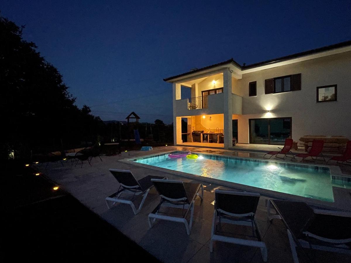 Villa Fluggi Near Labin Santalezi Exterior photo